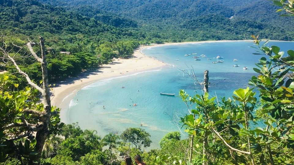 Praia vista do mirante, com barcos ancorados